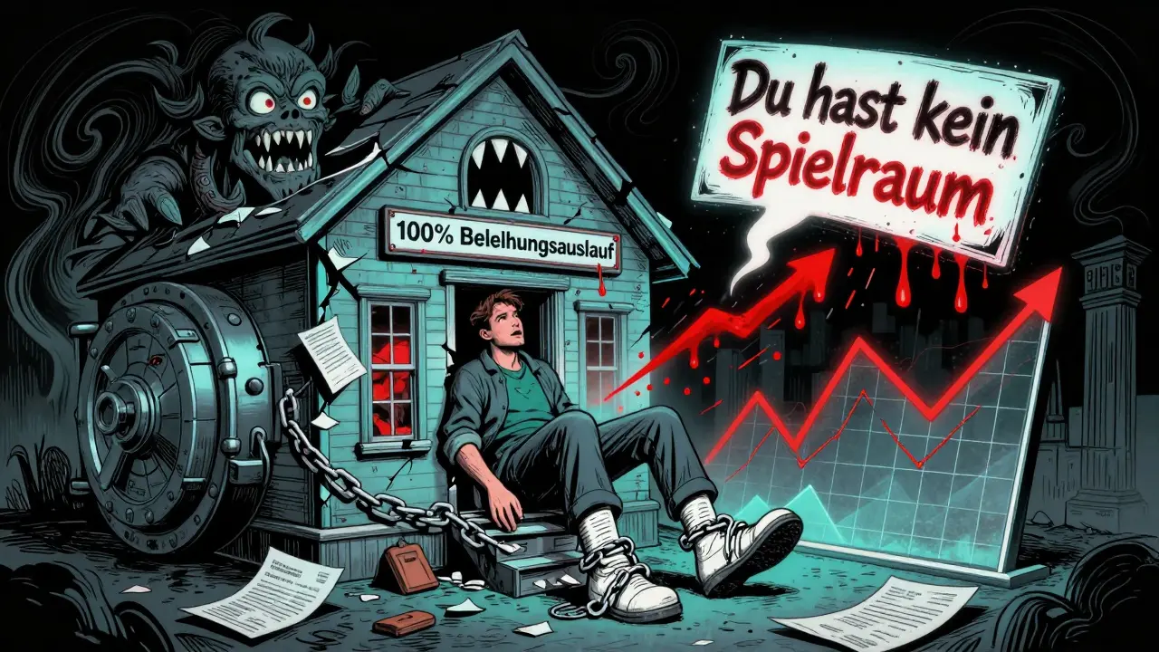 Ein Mann in einem zerbrechenden Haus mit 100%-Ketten, eine furchterregende Bank darüber, Zinsen tropfen auf einen fallenden Marktgraphen.